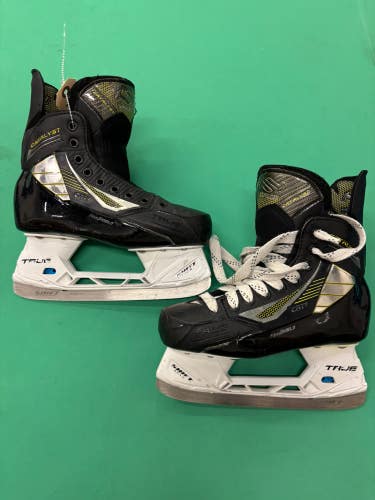 Intermediate True Catalyst 7 Hockey Skates Size 4 (Used)