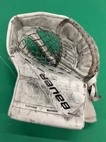 White Senior Bauer M5 Pro Goalie Catcher Regular (Used)