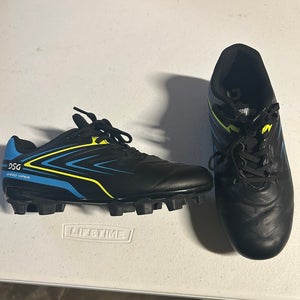 Black Unisex Youth  DSG Molded Cleats Cleats (Used) Size 1Y