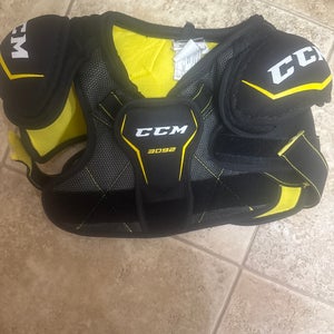 Youth Medium CCM Tacks 3092 Shoulder Pads (Used)