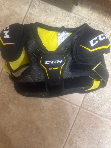Youth Medium CCM Tacks 3092 Shoulder Pads (Used)