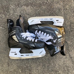 Senior True Catalyst Lite Hockey Skates Regular Width 7 (Used)