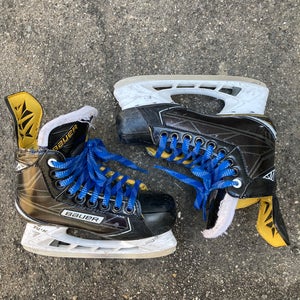 Junior Bauer Supreme S180 Hockey Skates Regular Width Size 2.5 (Used)