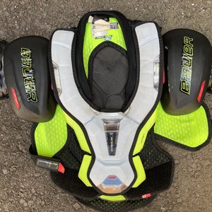 Medium Junior Bauer Vapor Hyperlite Shoulder Pads (Used)