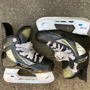 Junior True Catalyst 5 Hockey Skates Regular Width Size 3.5 (Used)