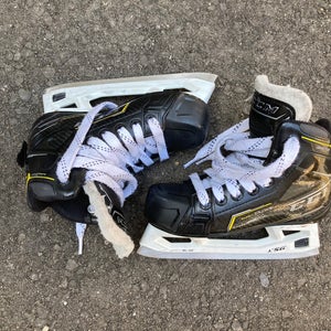 Youth CCM Super Tacks 9370 Hockey Goalie Skates Regular Width 13.5 (Used)