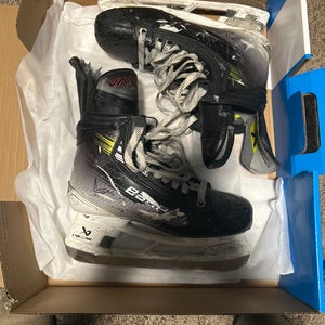 2024 Bauer Vapor Hyperlite 2 Hockey Skates Extra Wide Width  7.5 (Used)