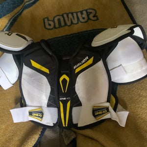Small Bauer Supreme One 40 Shoulder Pads (Used)