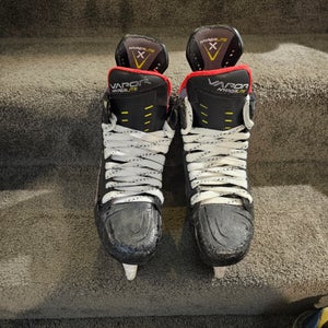 Bauer Vapor Hyperlite Hockey Skates Size 4.5 (Used)