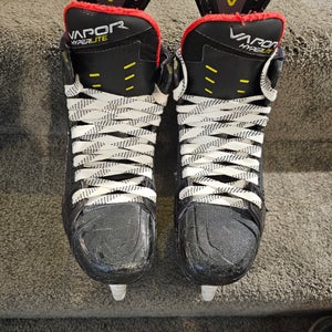 Bauer Vapor Hyperlite 2 Hockey Skates Size 4 (Used)