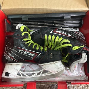 2018 CCM JetSpeed FT490 Hockey Skates Regular Width  Size 4 (Used)