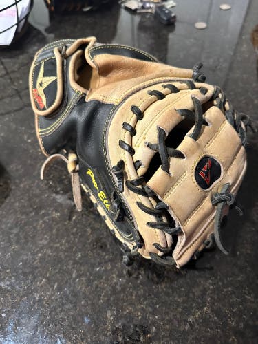 All Star RH CM3000SBT Catcher's Glove 33.5" (Used)