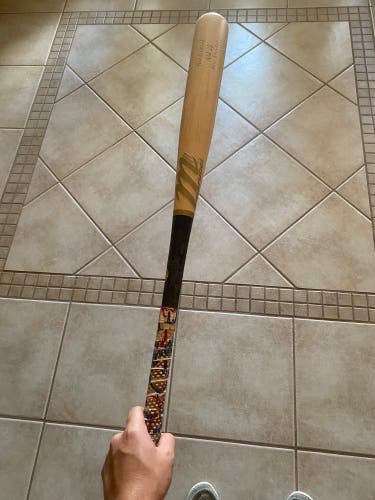 Marucci AM22 Maple Bat (-3) 28 oz 31" (Used)