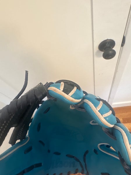 MINT CONDITIONS 2025 Wilson RH Infield A2000 Baseball Glove 11.5" (Used)
