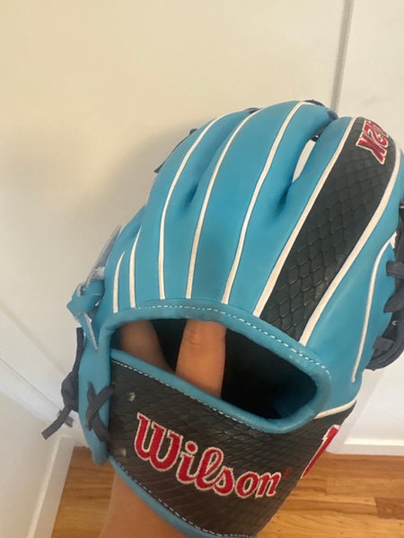 MINT CONDITIONS 2025 Wilson RH Infield A2000 Baseball Glove 11.5" (Used)