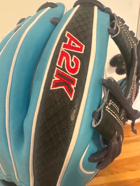 MINT CONDITIONS 2025 Wilson RH Infield A2000 Baseball Glove 11.5" (Used)