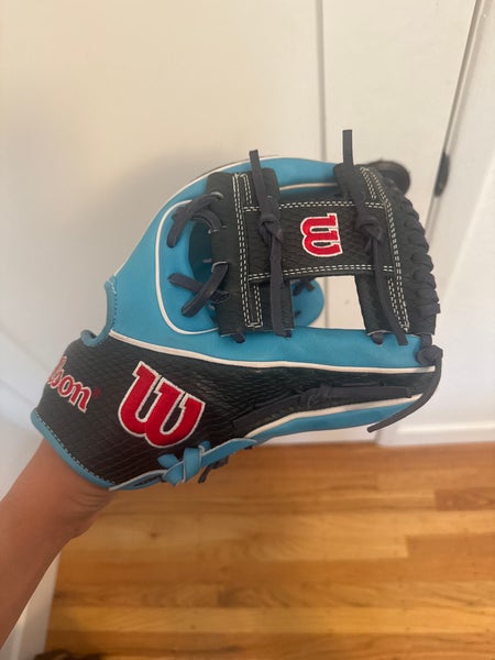 MINT CONDITIONS 2025 Wilson RH Infield A2000 Baseball Glove 11.5" (Used)