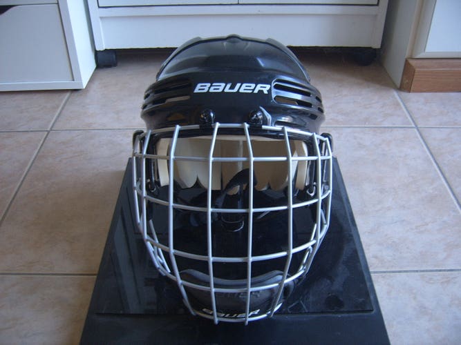 Excellent Condition Bauer BHH4500 Hockey Helmet sz Medium w/Bauer Profile II Cage Black