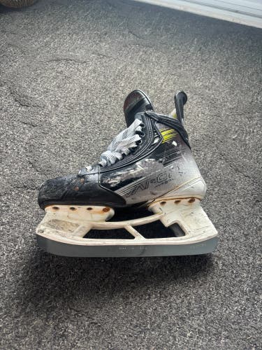 Bauer Vapor Hyperlite 2 Hockey Skates Regular Width   7.5 (Used)