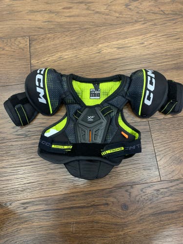 LIKE NREW Large Youth CCM XF Pro Shoulder Pads (Used)