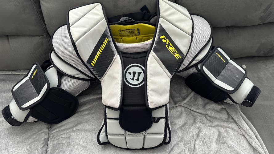 Warrior Intermediate Goalie Chest Protector Medium/Large (Used)