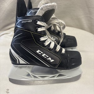 Junior Youth Size 11 CCM TACKS 9040 Ice Hockey Skates.