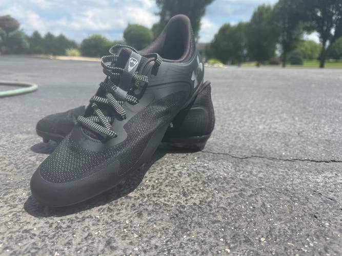 Men's Size M 11.0 (W 12.0) Adult Under Armour Low Top (New)