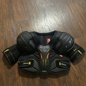Junior Medium CCM Tacks 9080 Shoulder Pads  (Used)