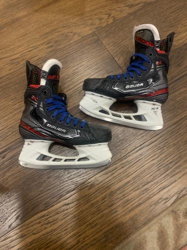 Bauer Vapor 2X Hockey Skates Regular Width Size 1.5 (Used)