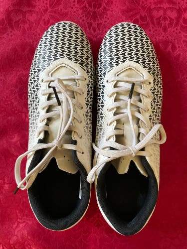 White Girls 4Y Under Armour Molded Cleats Cleats (Used)