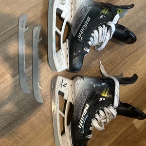 Bauer Vapor Hyperlite 2 Hockey Skates  7.5 (Used)