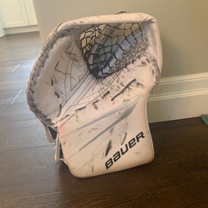 Bauer hyperlite 2 full right senior glove. New Condition.