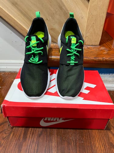 Green Unisex Youth Size M 7.0 (W 8.0) Nike Roshe Shoes (New)