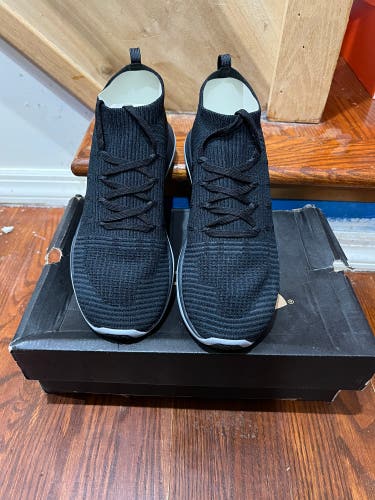 Black Unisex Youth Size M 7.0 (W 8.0) Under Armour Shoes (New)