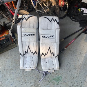 33"  2020 Vaughn Velocity V9 Pro Carbon Goalie Leg Pads  (Used)