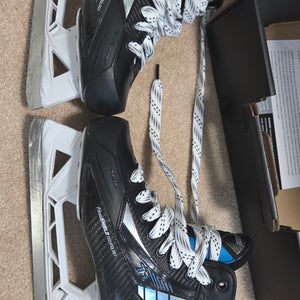 True TF9 Hockey Goalie Skates Regular Width Size 5 (Used)