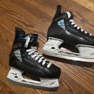 True Catalyst 7X4 Hockey Skates Size 5.5 (Used)