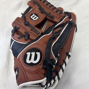 RHT Size 11.5 Inch Wilson A550 Baseball Glove.