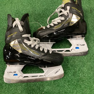 True Catalyst 7 Hockey Skates | Intermediate 5.5 (Regular)