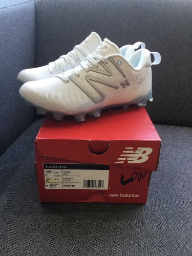 White New Balance FreezeLX v4 Low Lacrosse Cleat (5 M/6.5 W)