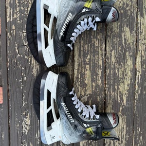 Bauer Vapor Hyperlite 2 Hockey Skates Wide Width  8.5 (Used)