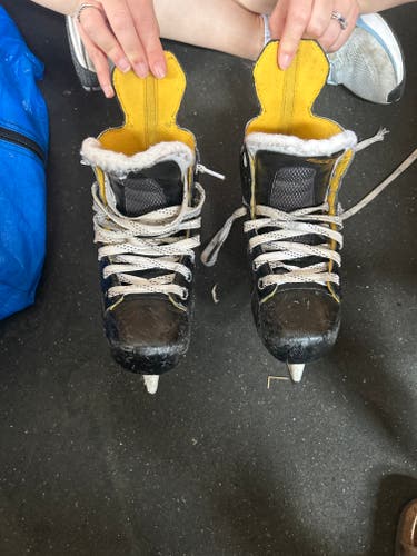 2017 Bauer Supreme S160 Hockey Skates Regular Width Size 1.5 (Used)