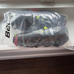 Intermediate Bauer Vapor Hyperlite 13" Shin Pads  (New)