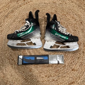 Green Custom Bauer Vapor Hyperlite 2 Hockey Skates Size 6 (Used)