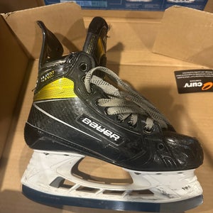 Bauer Supreme UltraSonic Hockey Skates   Size 4.5 (Used)
