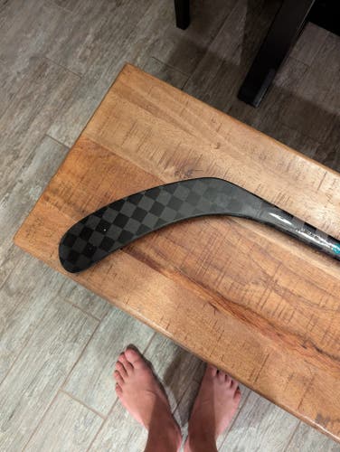 Like new - Intermediate Bauer Twitch Right Handed Hockey Stick P92 (Used)
