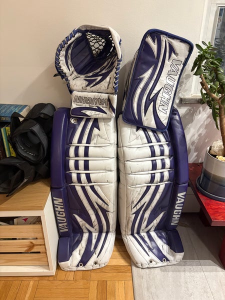33" Vaughn Velocity V4 Full Right Goalie Full Set Pro Stock (Used)