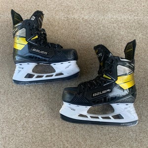 Bauer Supreme Matrix Hockey Skates Regular Width Size 3 (Used)......