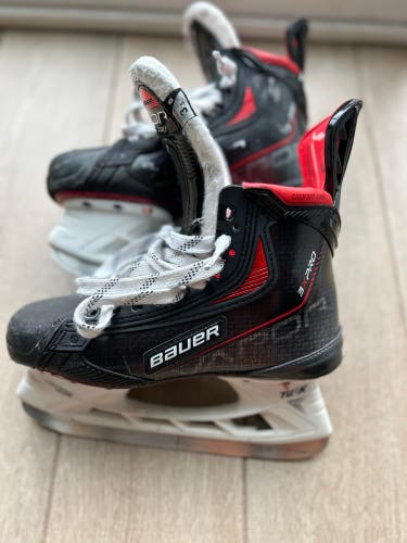 Bauer Vapor 3X Pro Hockey Skates Regular Width Size 3.5 (Used)