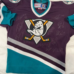 Mighty Ducks Signed Jersey  Selanne, Neidermayer, Perry, Penner, Kunitz and more
